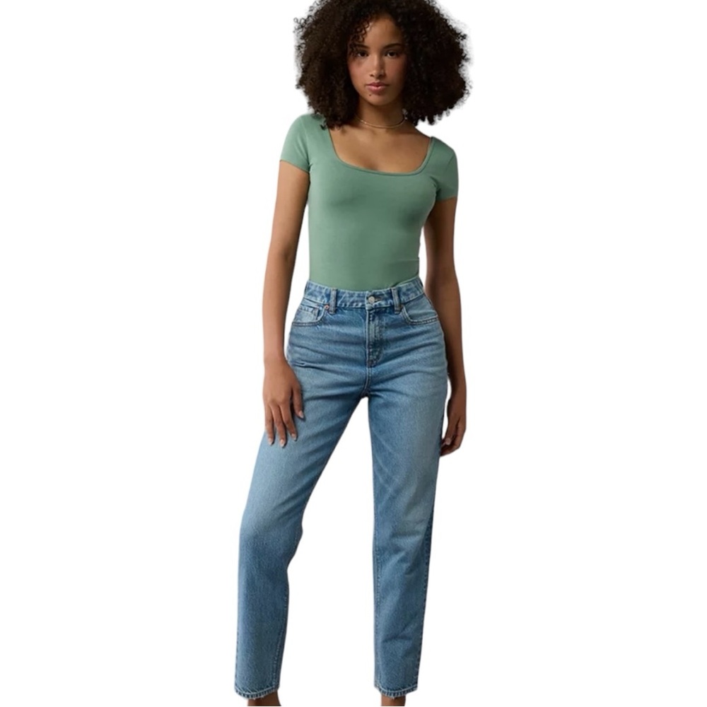 AMERICAN EAGLE Mom Jean in Medium Wash Long Length
